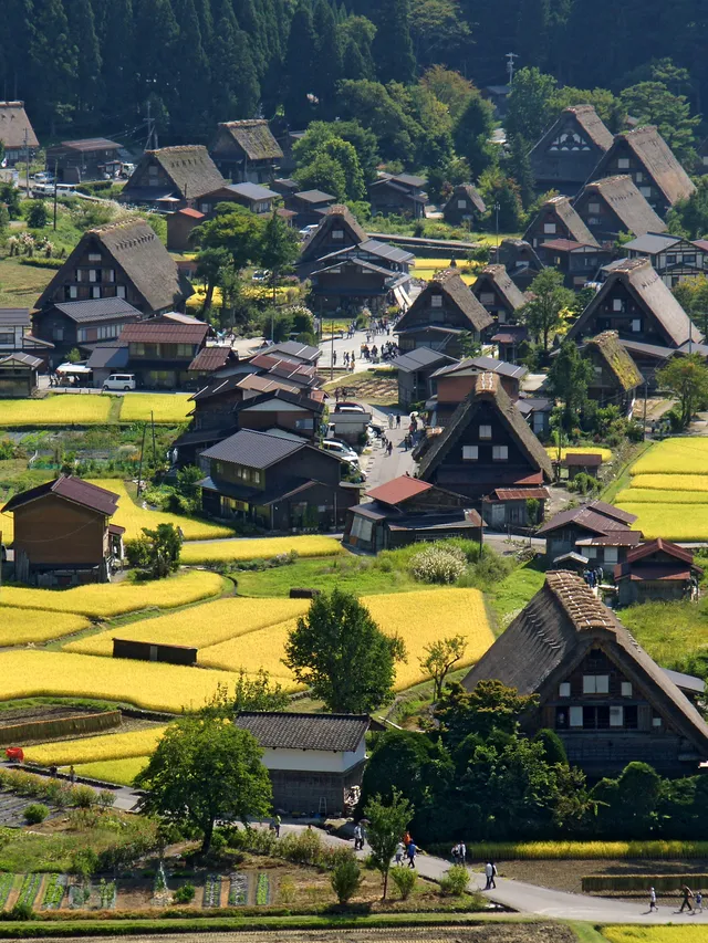 Gassho-zukuri farmhouses in Ogimachi, Shirakawa-go