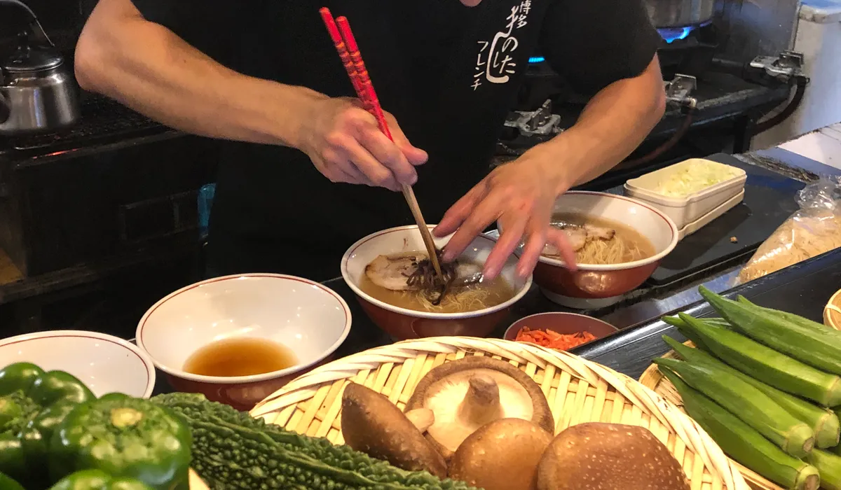 Hakata ramen preparation, Yatai Keiji