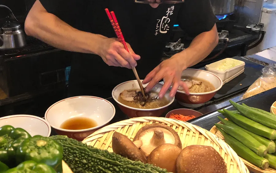 Hakata ramen preparation, Yatai Keiji