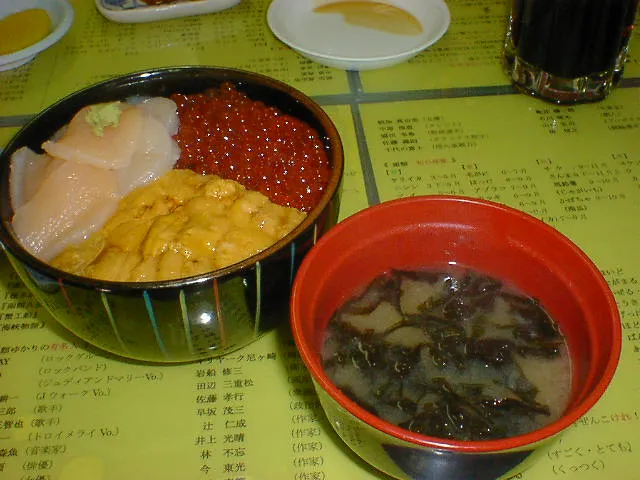 Hakodate three-color seafood rice bowl