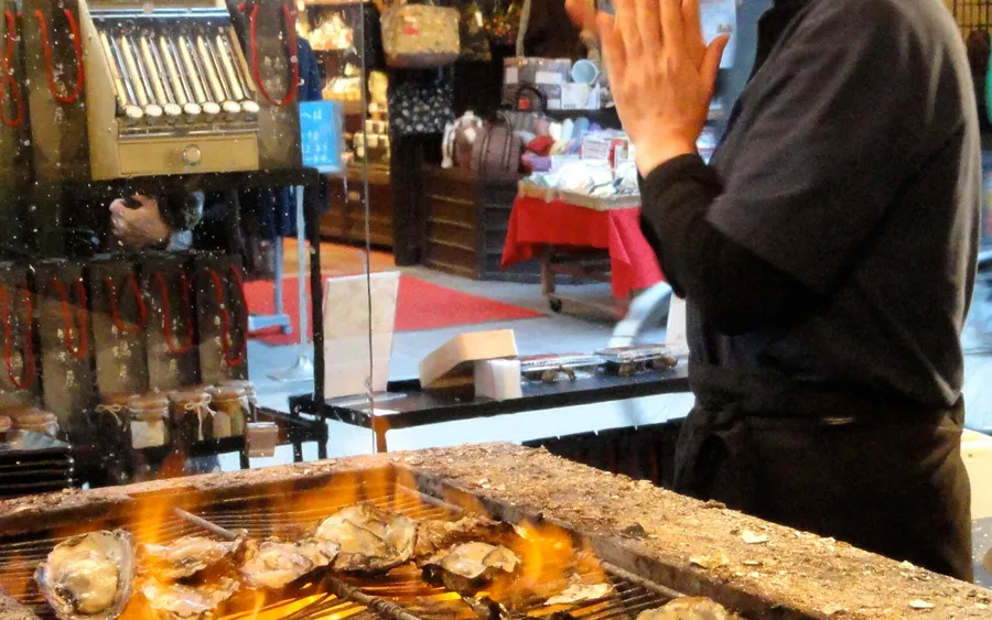 Grilled oysters, Miyajima