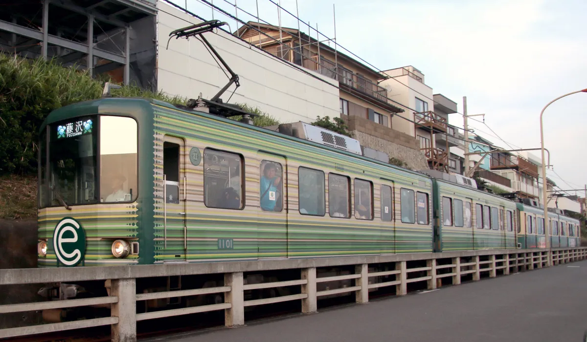 Enoden train near Kamakurakoko-mae Station