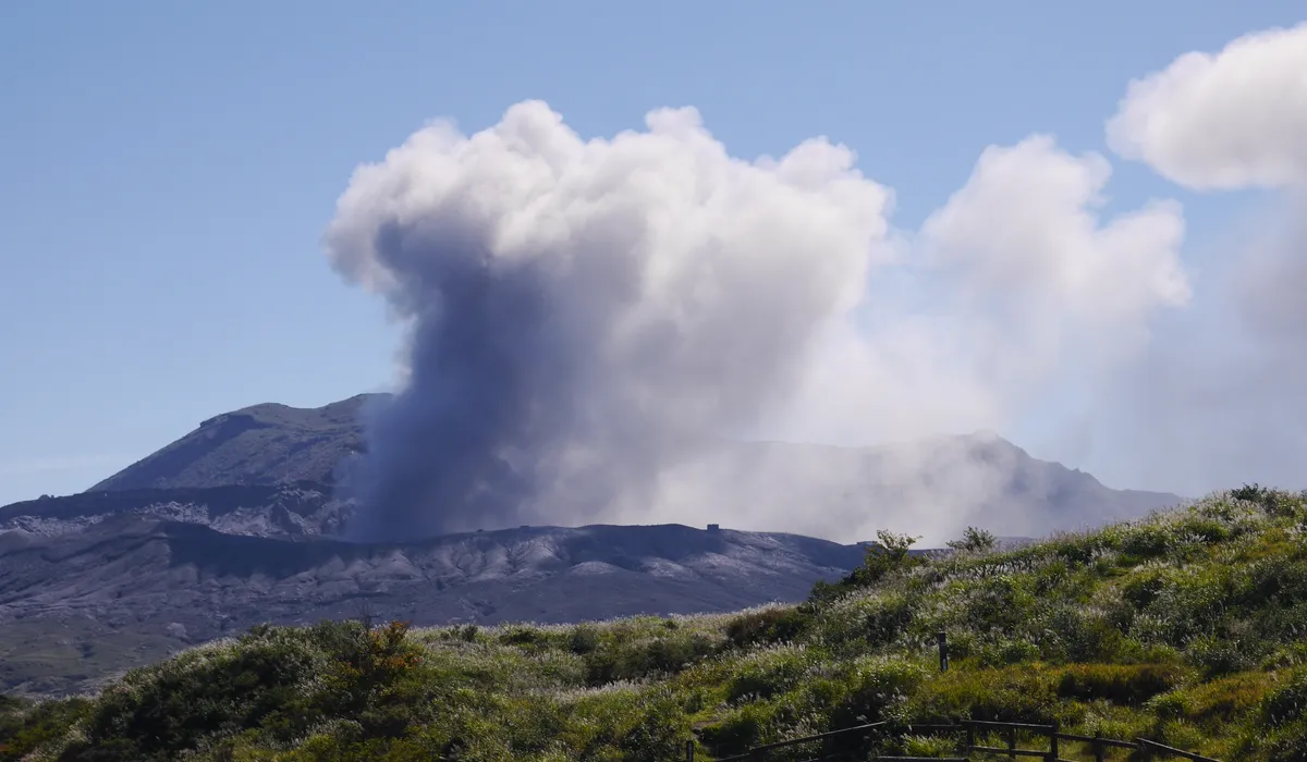 Nakadake crater viewed from Kusasenri