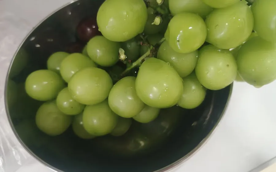 Shine Muscat grapes