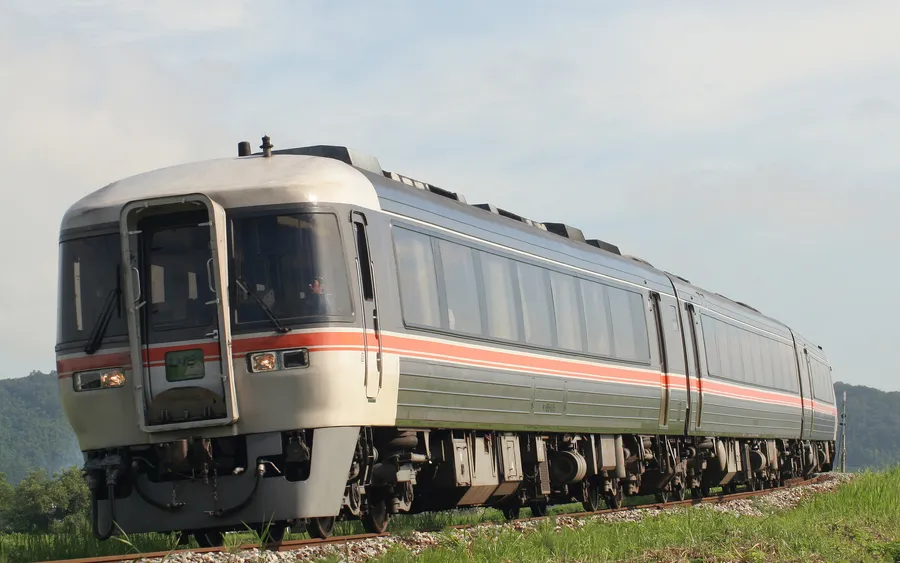 JR Limited Express Hida (Kiha 85 series)