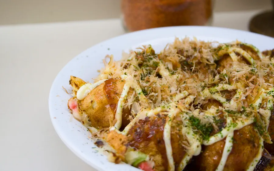 A plate of freshly cooked takoyaki